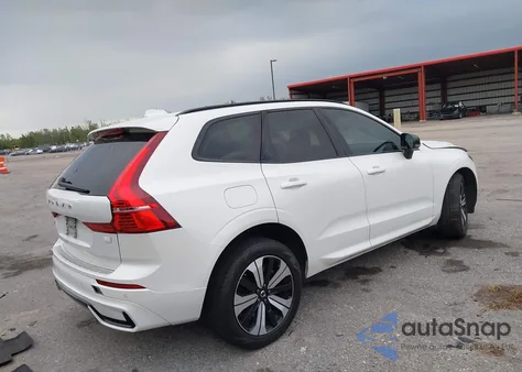 2024 Volvo Xc60 Recharge Plug-In Hybrid T8 Core Dark Theme z USA, uszkodzony, nr VIN YV4H60DK6R1925870